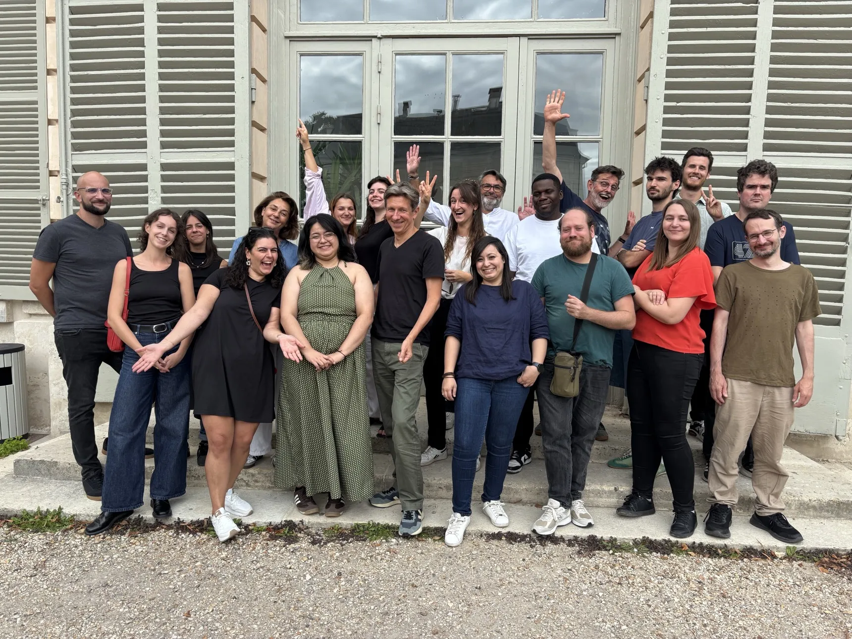 L'équipe Métiers360 réunie devant les fenêtres de ses locaux