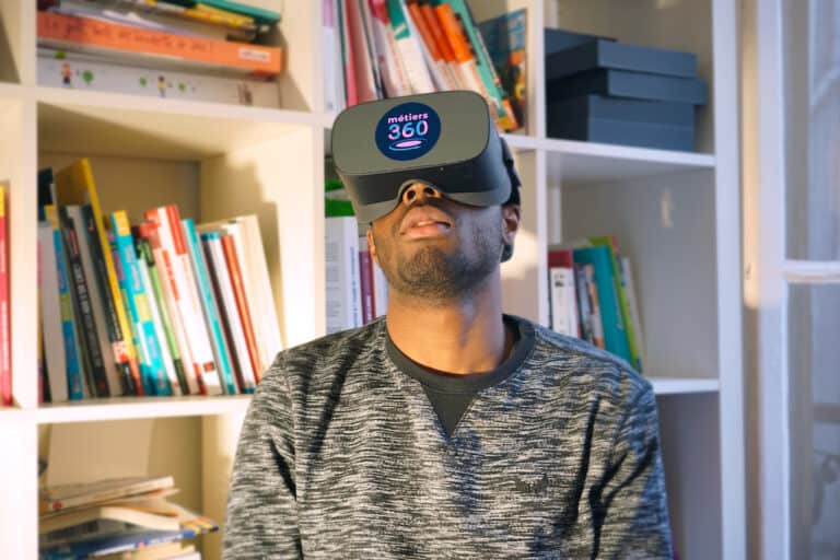utilisation d'un casque de réalité virtuelle pour la découverte des métiers