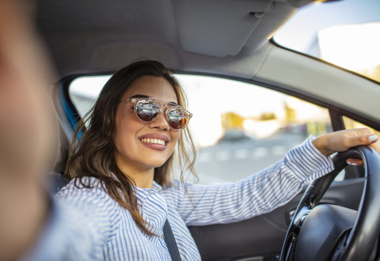 Jeune femme passe le permis