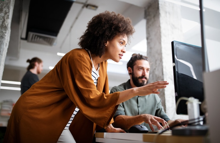 Femme travaillant dans le numérique