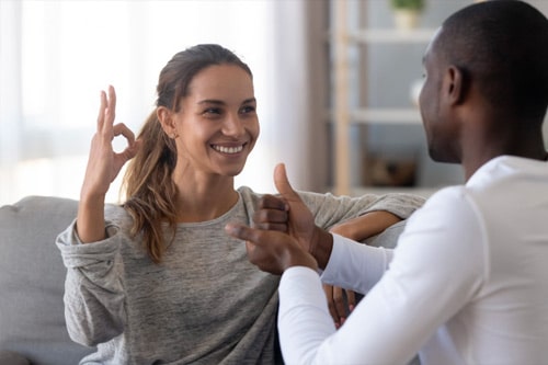 Jeune fille parlant la langue des signes