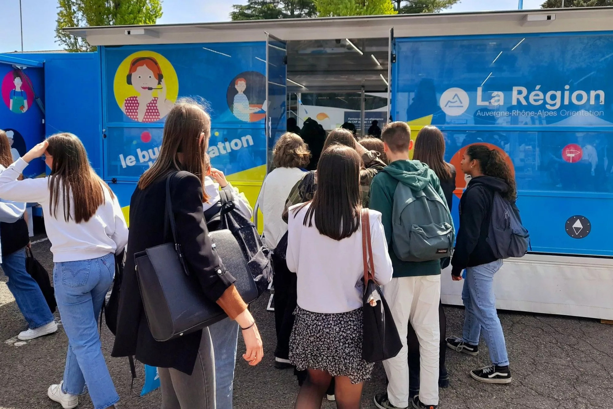 Jeunes faisant la queue devant le bus de l'orientation de la région Auverge Rhône Alpes