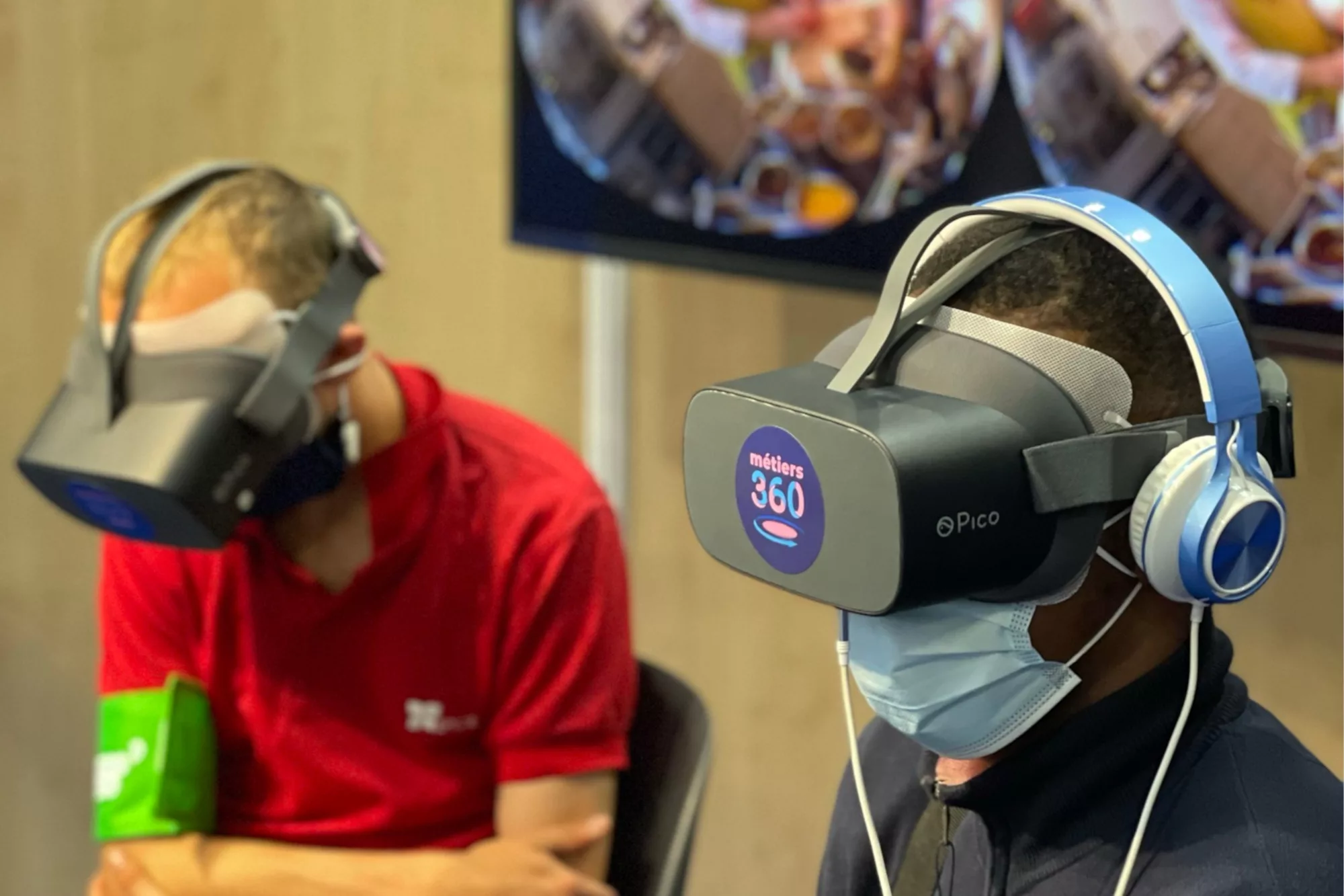 Deux hommes ont un casque de réalité virtuelle sur le visage