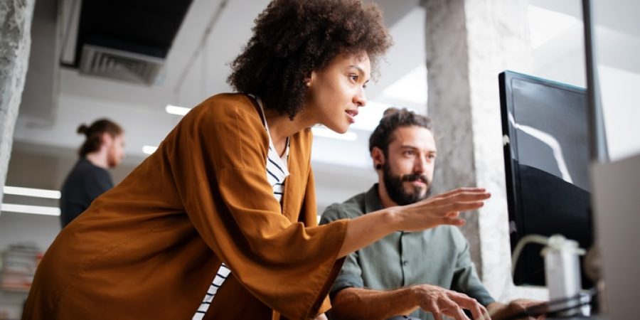 Programmers cooperating at IT company developing apps Femme travaillant dans le numérique